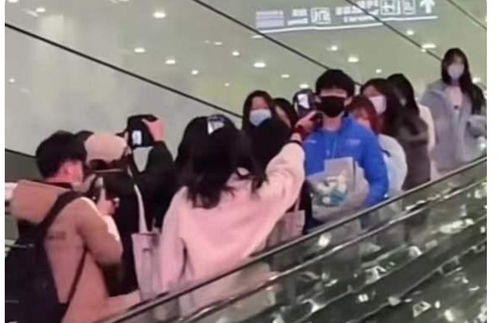 球迷在机场围堵王楚钦拍照现场图片