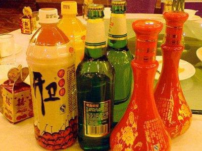 婚宴桌上摆放着五粮液酒瓶