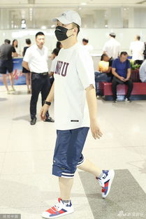 包文婧穿着宽松衣服露出明显孕肚