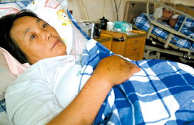 小女孩在病床上昏迷不醒