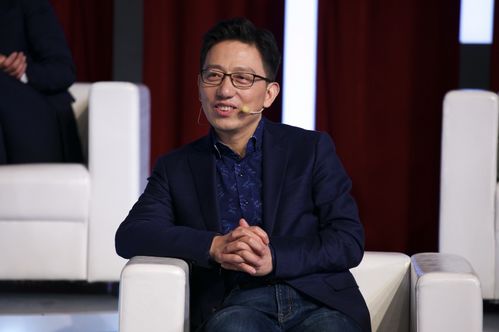 一位年轻创业者在演讲台上自信发言