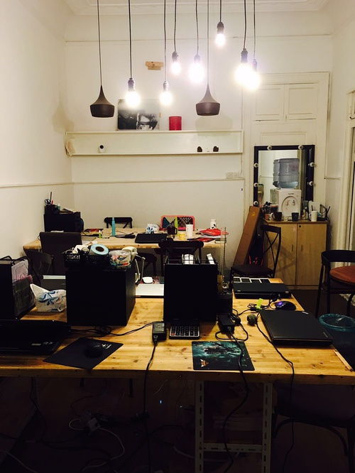 AI初创公司团队在办公室紧张工作