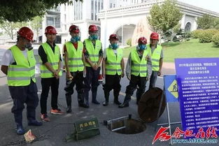 学校工作人员正在检查井盖