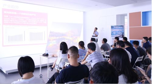 家庭成员围坐讨论财务规划场景