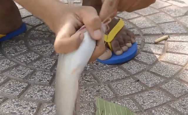 一个被打开的下水道井口特写