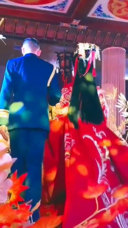 新人在农村婚礼现场牵手合影