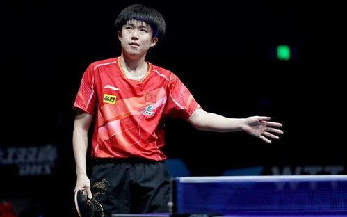 王楚钦手持五块球拍微笑