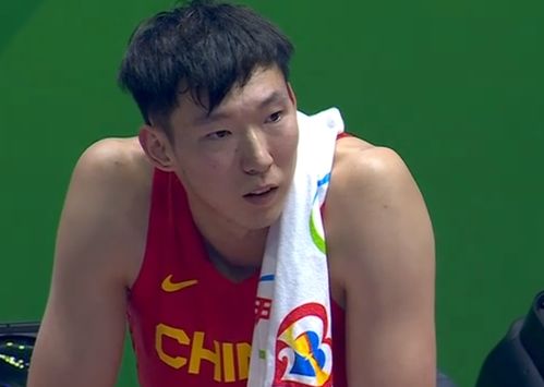 胡金秋在更衣室接受治疗