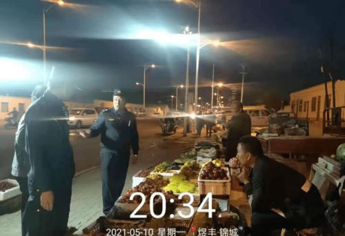 摊贩物品被暂扣紧拽城管大腿，真相背后谁在失控？