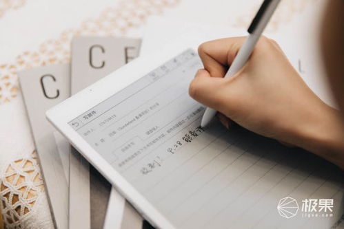 教师在笔记本上写字