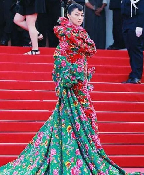 黄杨钿甜在红毯上的造型照片