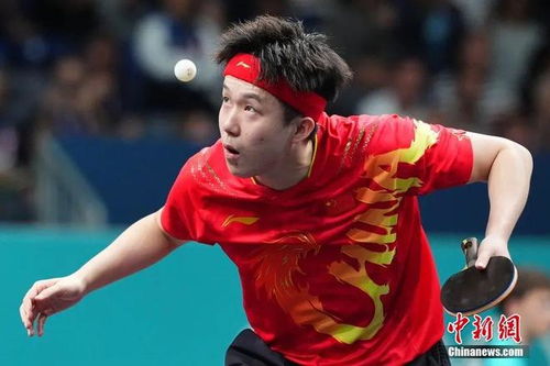 王楚钦手持备用球拍训练画面