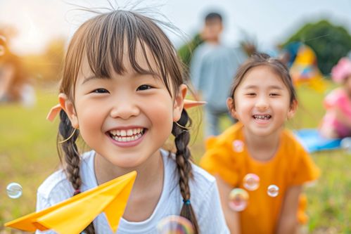 孩子在学校与朋友开心玩耍