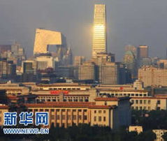 城市高楼在阳光下反射强烈光线