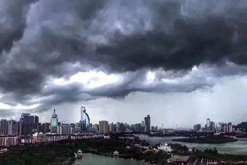 阳光穿透乌云洒向城市工地场景