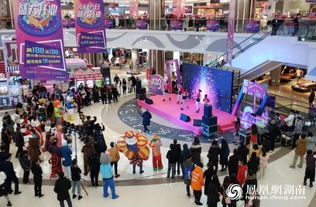 城市购物中心人流如织