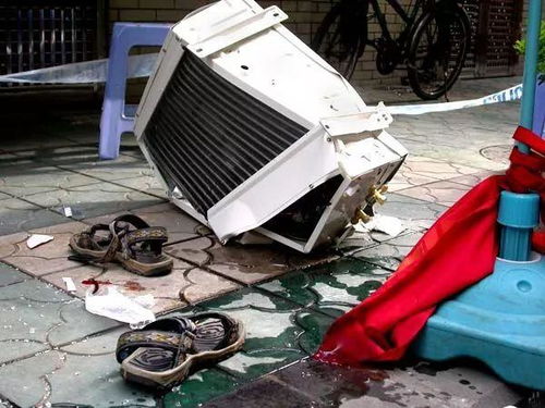 高空作业人员维修空调外机实拍图