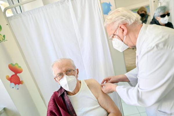 一位老人正在接种疫苗