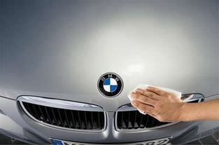 年轻销售员站在宝马车旁自信微笑