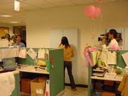 办公室内员工擦汗场景