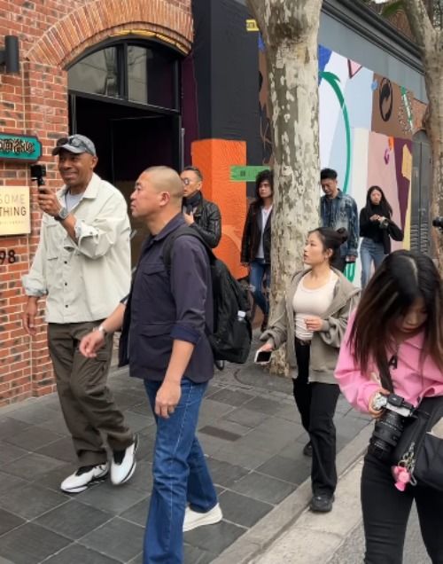 信乐团与粉丝互动合影