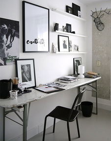 一位青年坐在书桌前沉思