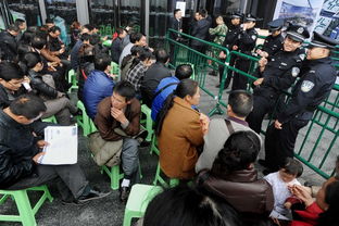 贵阳市民早晨街头讨论闪电奇观