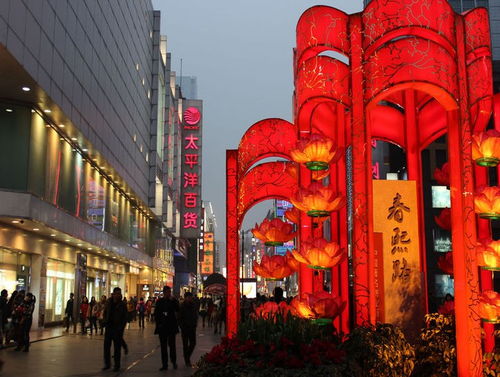 成都巨型3D蛇广告为何一夜下架？网友：吓到不敢靠近