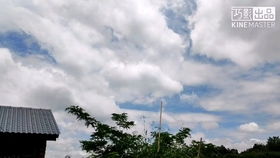 菲律宾国旗与蓝天白云