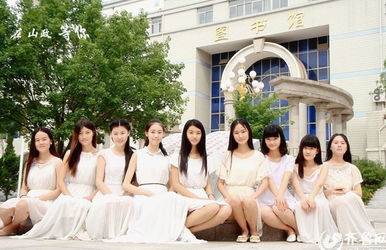 大学生在校园中行走