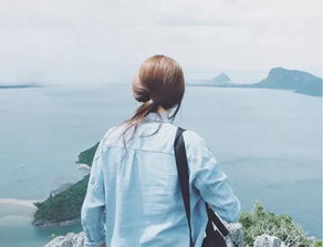 女生在窗边安静写作的背影