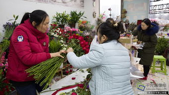 520女生收一屋子花，晚上街头摆摊卖花背后的甜蜜故事