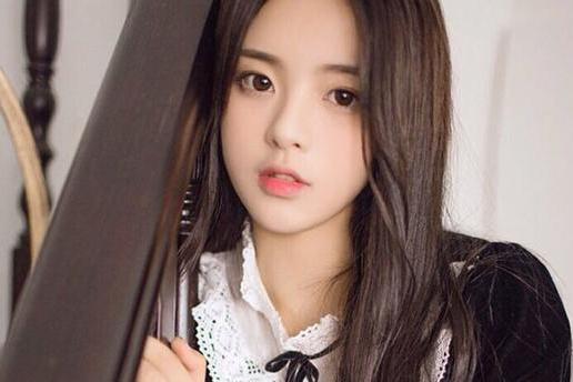 虞书欣与粉丝互动合影笑容灿烂