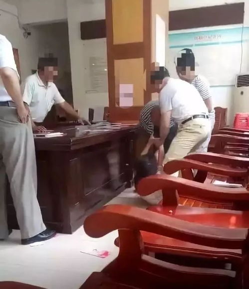 一对男女在民政局大厅争吵