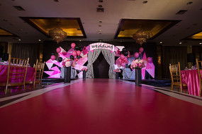 拍摄现场布置的假婚礼场景