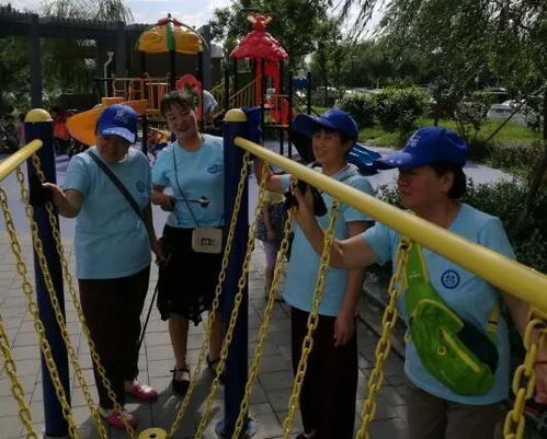 小区道路上主播正在捡拾垃圾