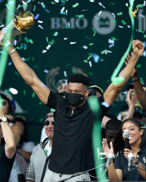 BLG选手Elk高举奖杯