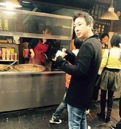 陈奕迅在街头吃小吃的照片