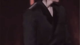 刘宇宁扫楼又跳九万字了，杨坤18岁腰引热议！网友：这舞台太燃了