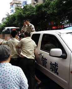 街头商贩与城管人员争执场景