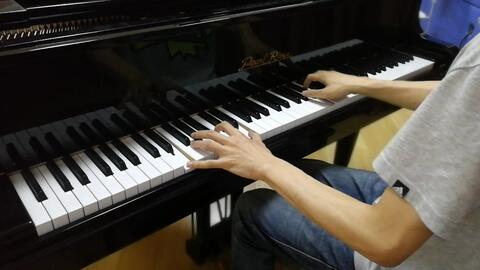 女孩坐在三角钢琴前弹奏
