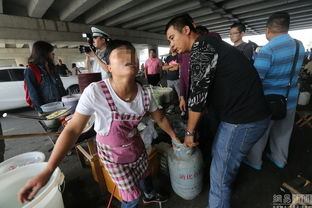 城市管理执法人员与摊贩友好交流画面