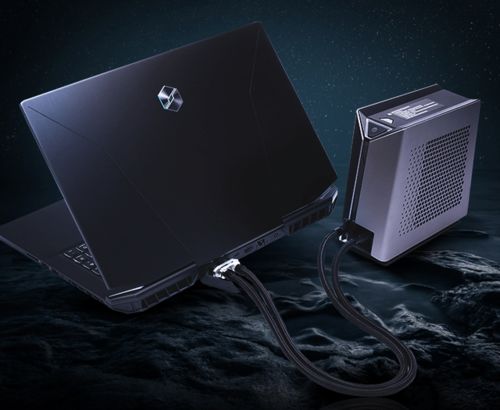 武士刀与笔记本电脑并置的创意图片