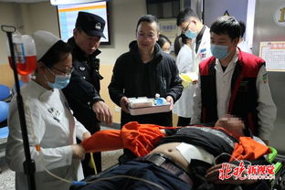 民警与获救男子交谈