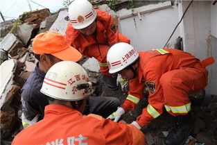 消防员徒手刨开化粪池井口救援画面