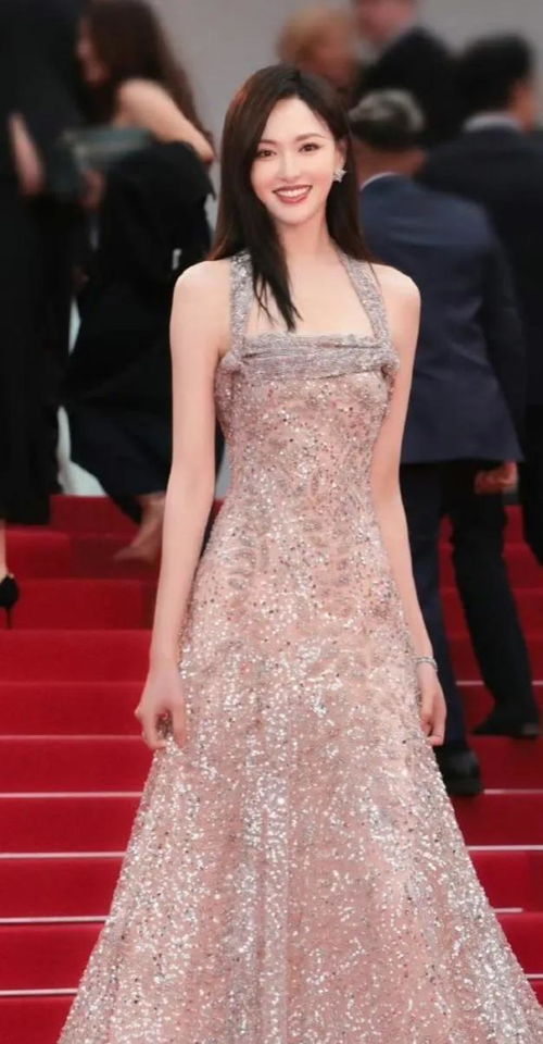 唐嫣在戛纳活动现场微笑瞬间