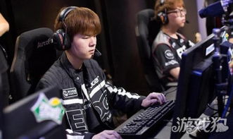 Deft在训练室认真打游戏