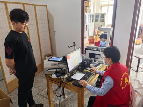 银行柜台工作人员办理业务场景