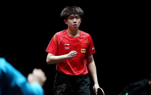 王楚钦与教练郭焱在场边交流