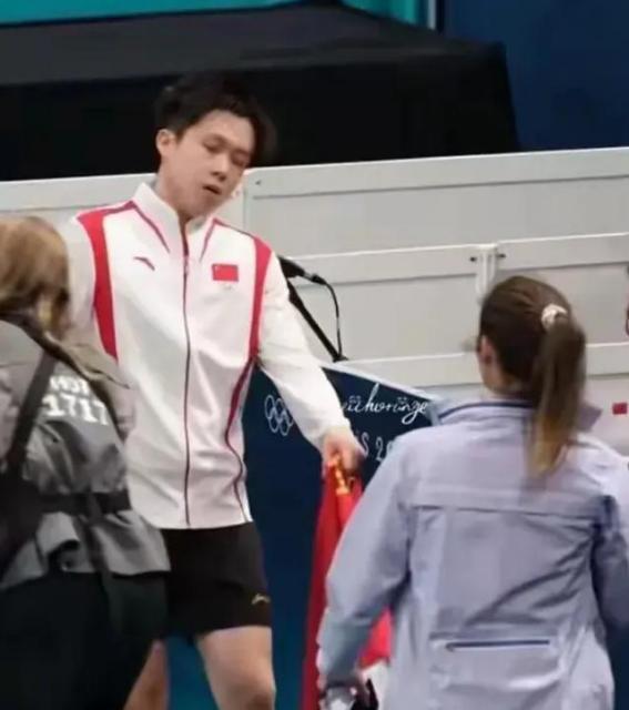 瑞典女记者冲撞王楚钦瞬间